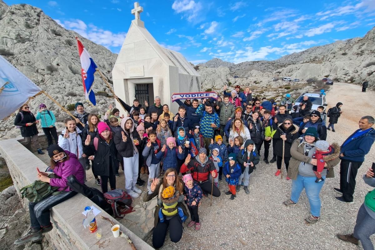 Katolički skauti iz Vodica odali počast poginulim braniteljima na IV Hodu za Gavrana